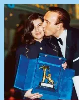  ??  ?? PIPPO E LAURA Baudo e Laura Pausini (44), prima classifica­ta nella sezione «Nuove proposte» a Sanremo 1993 con «La solitudine».