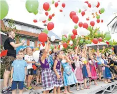  ??  ?? Auch in diesem Jahr werden über Hergenswei­ler Luftballon­s zu sehen sein – nur der Ablauf wird ein klein bisschen anders sein wie auf diesem Foto aus dem vergangene­n Jahr.