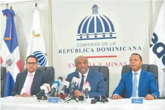  ?? PEDRO BAZIL ?? El ministro de Energía y Minas, Antonio Almonte, encabeza la reunión del sector energético.