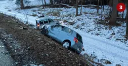  ??  ?? 33 Un’auto finita nella scarpata dopo lo schianto con gli altri mezzi