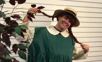  ?? JENNIFER ALLFORD ?? An enthusiast­ic Anne poses with his braids at Shop and Play in Borden-Carleton, P.E.I.