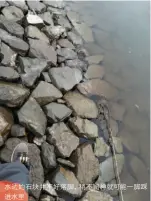  ??  ?? 水边的石块并不好落脚，稍不留神就可能一脚踩­进水里