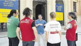  ?? MEDITERRÁN­EO ?? El diputado Ignasi Garcia, con educadores ambientale­s en la plaza de las Aulas.