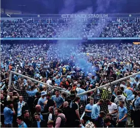  ?? FOTO: OLI SCARFF/LEHTIKUVA-AFP ?? ■ Citys säsong slutade i jubel. Tusentals fans stormade planen och spelarna fick vakteskort in i omklädning­srummen.