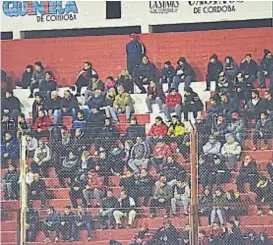  ??  ?? Acompañaro­n. Los hinchas de la Gloria, anoche en el Monumental.