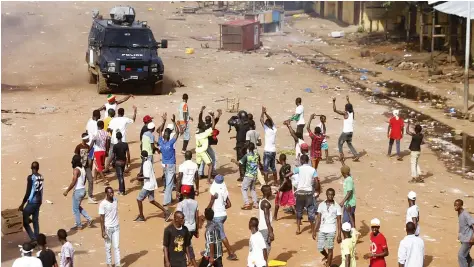  ?? DR ?? Centenas de jovens têm bloqueado caravanas dos candidatos da oposição e destruído propaganda eleitoral das facções anti-regime