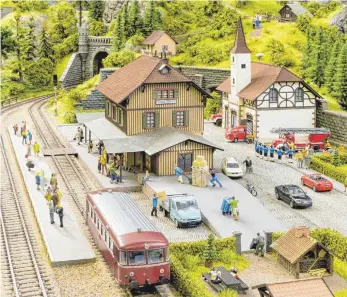  ?? FOTO: JÜRGEN WISCKOW ?? Der historisch­e Bahnhof der württember­gischen Gemeinde Honau als Modell der Wangener Firma Noch: Die ganze Welt „ en miniature“.