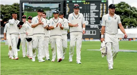  ?? GETTY IMAGES ?? Neil Wagner is applauded by Black Caps team-mates as he leaves the field at the end of day five of the second test against Bangladesh at the Basin Reserve yesterday.