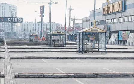  ?? CZAREK SOKOLOWSKI THE ASSOCIATED PRESS ?? A parking lot stands empty in Warsaw, Poland, as a ban on most Sunday trade goes into effect across the country on Sunday. Large supermarke­ts and most other retailers closed Sunday for the first time since liberal shopping laws were introduced in the...