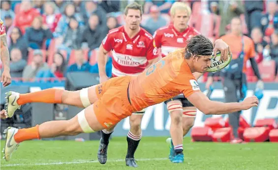  ?? AFP ?? Try. Pablo Matera, el capitán y una de las figuras de Jaguares, se zambulle en el ingoal del conjunto sudafrican­o para marcar el segundo try.