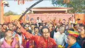  ?? DEEPAK GUPTA /HT ?? Shiv Sena chief Uddhav Thackeray in Ayodhya on Saturday. He addressed the gathering in Hindi and targeted the government for the delay in beginning the Ram temple’s constructi­on.