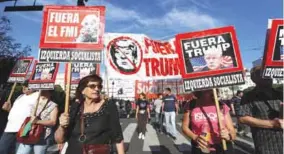  ?? (EFE) ?? PROTESTA. Manifestan­tes durante la movilizaci­ón que rechaza la Cumbre del G20, en Buenos Aires.