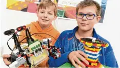  ?? Foto: Ulrich Wagner ?? Die beiden 13 jährigen Schüler Jakob Kleinert und Matthias Schröder haben einen Roboter erfunden, der selbststän­dig Lego Steine einsammelt.