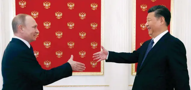  ??  ?? Sorrisi
Il presidente russo Vladimir Putin, 65 anni, a sinistra, stringe la mano all’omologo cinese Xi Jinping, 64, al Cremlino, durante una recente visita «informale». I rapporti tra i due leader (e tra i Paesi che guidano) sono molto calorosi. Ma...