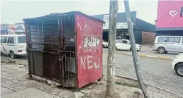  ?? Picture: ABONGILE SOLUNDWANA ?? HAWKERS REMOVED: Municipal officials doing rounds in Cathcart Road on Monday cleared the area of informal business activity, which is not permitted in the area
