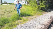  ?? FOTO: MARKUS DREHER ?? Manfred Bretzel aus Barabein sagt, dass entlang der Öchsle-Gleise versprühte Spritzmitt­el das Heu auf seinem Grundstück verunreini­gt habe. Nicht zum ersten Mal sei es in seinen Garten geweht worden.