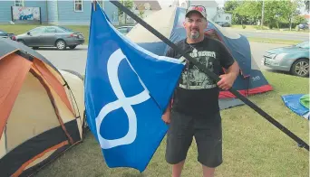  ??  ?? Stéphane Richardson continue de camper devant le Centre culturel de Caraquet. Il dit vouloir défendre les intérêts du peuple autochtone. - Acadie Nouvelle: Vincent Pichard