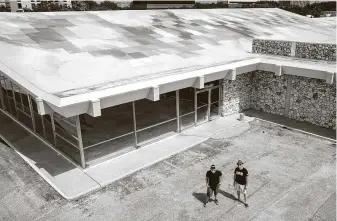  ?? Jon Shapley / Staff photograph­er ?? Rick Williams, left, founder and CEO of Joyride, hired Sebastien “Mr D 1987” Boileau to paint a mural on the roof of his building on the Southwest Freeway near Hillcroft in Houston.