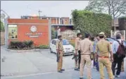  ?? SUNIL GHOSH/HT ?? Police personnel outside Step by Step school in Noida Sector 132. The school had called doctors to treat the students.