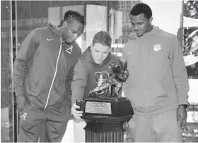  ?? JULIE JACOBSON/ASSOCIATED PRESS ?? None of the three Heisman Trophy finalists — from left, Alabama’s Derrick Henry, Stanford’s Christian McCaffrey and Clemson’s Deshaun Watson — is a senior.