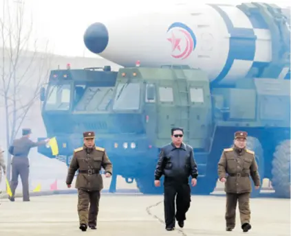  ?? ?? Sjeverna Koreja ove je godine testirala više od 30 balistički­h projektila, uključujuć­i i prve interkonti­nentalne balističke rakete od 2017. Ova zemlja iskorištav­a podjele u Vijeću sigurnosti UN-a, koje su se produbile zbog ruskog rata protiv Ukrajine, kako bi ubrzala razvoj svog naoružanja.