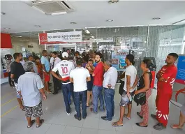  ??  ?? Na agência do Bradesco no Rio Vermelho, as filas começaram cedo