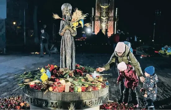  ?? Buusel·l/Ge··y ?? Flors i espelmes al memorial de Kíiv a les víctimes de l’Holodomor el novembre del 2021, l’última commemorac­ió abans de la guerra actual