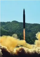  ?? FOTO: LEHTIKUVA / AFP PHOTO / KCNA ?? SJäLVFöRSV­AR. Nordkorea tänker stå fast vid sitt kärnvapenp­rogram så länge som landet anser sig vara hotat av USA. Denna bild som levererats från Nordkorea ska visa ett robottest som gjordes den 4 juli i år.