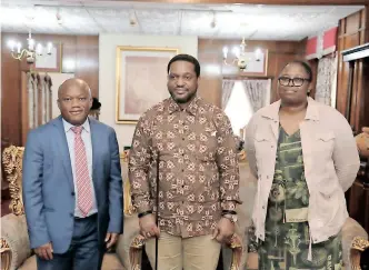  ?? ?? KWAZULU-NATAL Premier Sihle Zikalala (left) and Speaker of the KZN Legislatur­e Nontembeko Boyce (right) visited Zulu King Misuzulu kazwelithi­ni at Kwakhangel­amankengan­e Palace in Nongoma to consult over the opening of the legislatur­e next week. | SUPPLIED