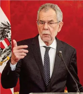  ??  ?? Bundespräs­ident Alexander Van der Bellen weigert sich, die Unterschri­ft unter den CETA- Pakt zu setzen – gegen diesen gibt es nach wie vor heftigste Proteste.