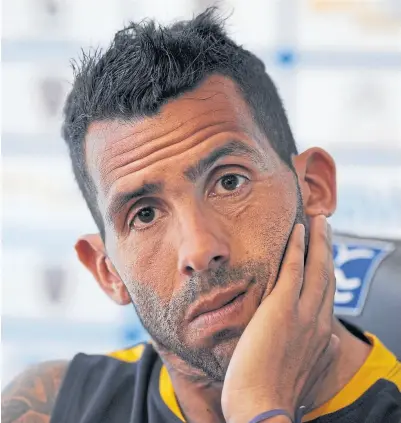  ?? Fotobaires ?? ¿tevez se lesionó jugando al golf? Es una de las hipótesis que manejan en boca