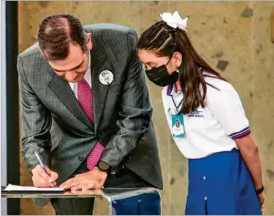  ?? ?? FIRMAN ACUERDO. La semana pasada autoridade­s del INE y partidos firmaron un acuerdo a partir de los resultados de la Consulta Infantil y Juvenil 2021. Córdova y estudiante, durante la ceremonia del 19 de mayo.