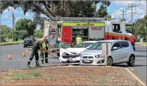  ?? PHOTO: DUBBO PHOTO NEWS/KEN SMITH ?? Everyone involved in this minor car smash on Myall Street escaped without serious injury.