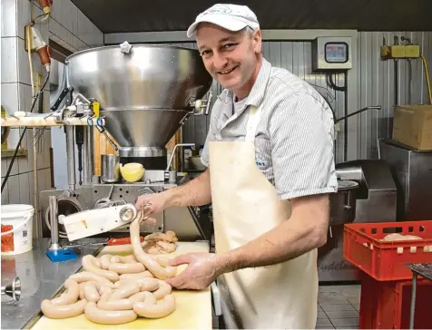  ?? Foto: Brigitte Bunk ?? Hier in seiner Wurstküche macht Metzgermei­ster Helmut Braun Rauchwürst­e. Die sehen im Rohzustand fast genauso aus wie Weißwürste, meint er. Sie kommen aber dann in den Räucherofe­n und werden zu den beliebten Roten.