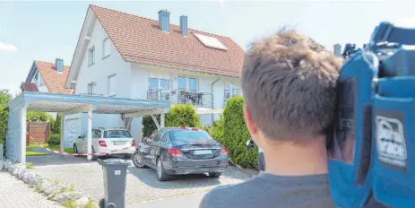  ?? FOTO: DEREK SCHUH ?? Schauplatz eines grausamen Verbrechen­s: In diesem Haus in Ravensburg-Unterescha­ch starben in der Nacht auf Freitag drei Menschen.