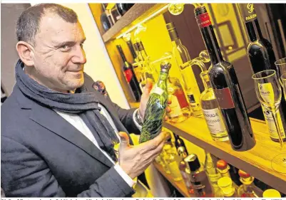  ??  ?? Ob Beef Tartar oder ein Schlückche­n Alkohol: Alltagslux­us findet „Heilbutt & Rosen“-Gründer Helmuth Vavra im „The Hill“