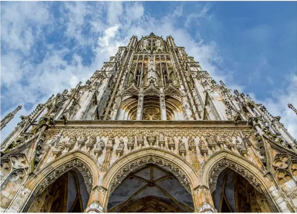  ?? Foto: adobe.stock.com/evgeny ?? Das Ulmer Münster ist 161,53 Meter hoch, die Sagrada Família soll höher werden.
