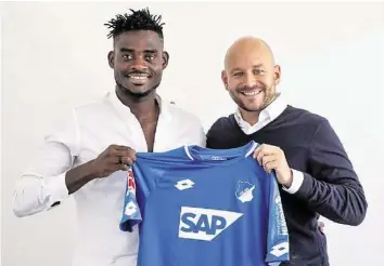  ?? TWITTER/TSG HOFFENHEIM ?? Kasim Nuhu bei der Präsentati­on mit Hoffenheim­s Sportchef Alexander Rosen.