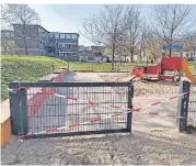  ?? RP-FOTO: SEMIHA ÜNLÜ ?? Rot-weißes Flatterban­d signalisie­rt: Der Spielplatz im Sonnenpark in Oberbilk ist gesperrt.