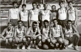  ??  ?? L’équipe de France junior  en stage à Antibes salle Salusse-Santoni, avec notamment les futurs stars Jean-Claude Bonato () et Alain Gilles ().