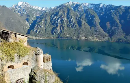  ??  ?? In vetta
La vista panoramica di cui i visitatori possono godere dalle mura della Rocca d’Anfo