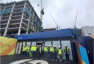  ?? Picture: Jake Clothier ?? VISIT: Students visiting Station Hill as Building One continues constructi­on.