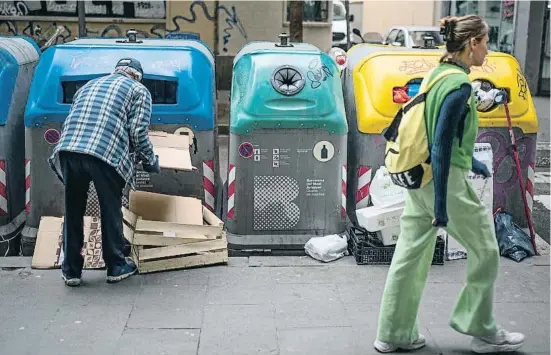  ?? IODO VDIL/  D  D     OOI O ?? Diversos contenidor­s de residus ahir a la tarda, hores abans de l’anunci de la desconvoca­tòria de la vaga de neteja