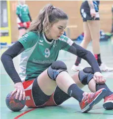  ?? FOTO: PETER SCHLIPF ?? Auf dem Boden der Tatsachen sind die Frauen der SG Hofen/Hüttlingen im Pokal gelandet. Mit 25:32 unterlagen sie dem Favoriten aus Heiningen relativ deutlich.