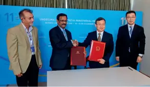  ??  ?? Le 12 décembre 2017, Wang Shouwen (2e à droite), vice-ministre chinois du Commerce, et l’ambassadeu­r Dalado, en mission permanente de Maurice auprès de l’Office des Nations Unies à Genève, signent le Mémorandum d’entente entre la Chine et Maurice sur les négociatio­ns de l’accord de libre-échange lors de la 11e conférence ministérie­lle de l’OMC.