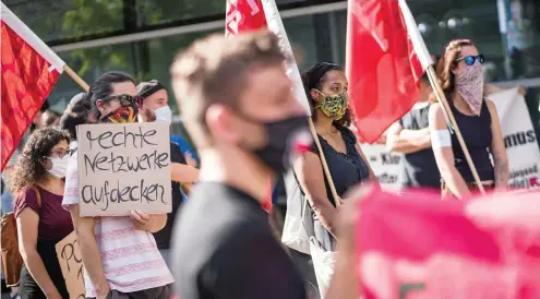  ?? FOTO: DPA PA ?? Protest in Frankfurt am Main Anfang der Woche. Die Demonstran­ten fordern das Aufdecken rechter Netzwerke.