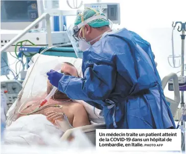  ?? PHOTO AFP ?? Un médecin traite un patient atteint de la COVID-19 dans un hôpital de Lombardie, en Italie.