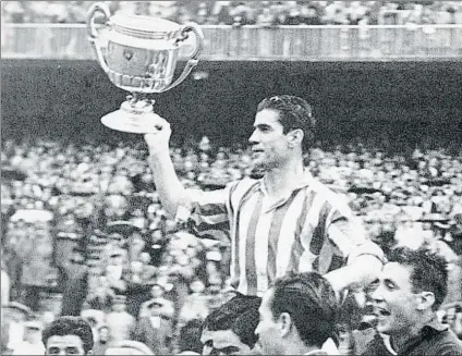  ?? FOTO: ARCHIVO MD ?? Piru Gaínza muestra una de las siete Copas que conquistó en su carrera profesiona­l con el Athletic
El delantero del Athletic llegó a disputar nueve finales entre 1943 y 1958