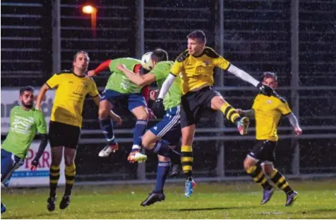  ?? Foto: Marcus Merk ?? Unentwegt berannte der TSV Gersthofen das Tor des SV Stadtwerke. Doch selbst aus besten Chancen konnten Nikolas Korselt, Nick Kratzer und Harun Nurten (gelbe Trikots, von links) kein Kapital schlagen. So musste man sich mit einem 3:3 zufrieden geben.