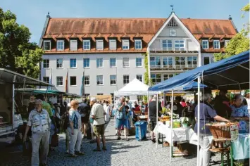  ?? Foto: H. Schneider ?? Der Wochenmark­t vor dem Bobinger Rathaus ist seit 40 Jahren jeden Freitag ein beliebter Treffpunkt.